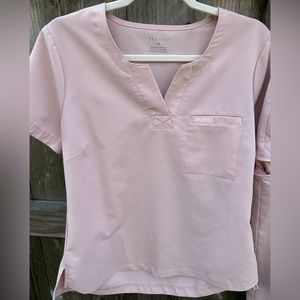 JAANUU BRAND SCRUB TOP IN BEAUTIFUL BLUSH COLOR. WOMENS SIZE M.